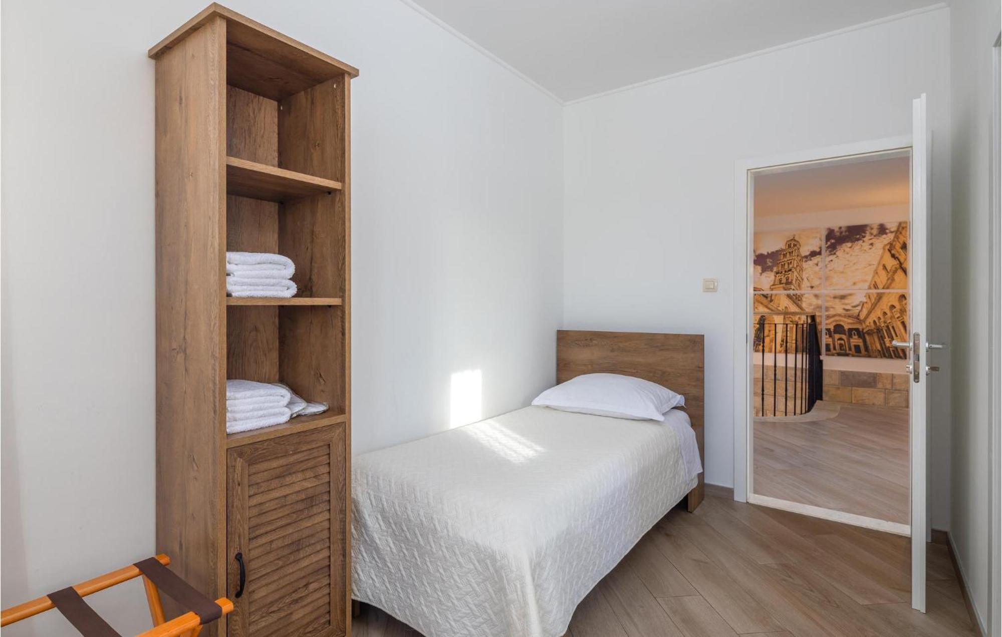 Cozy Home In Zrnovnica With Wifi المظهر الخارجي الصورة