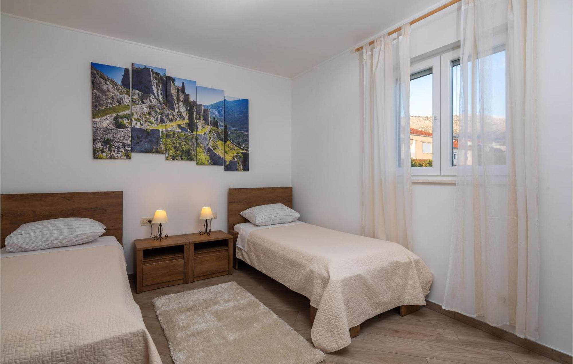 Cozy Home In Zrnovnica With Wifi المظهر الخارجي الصورة