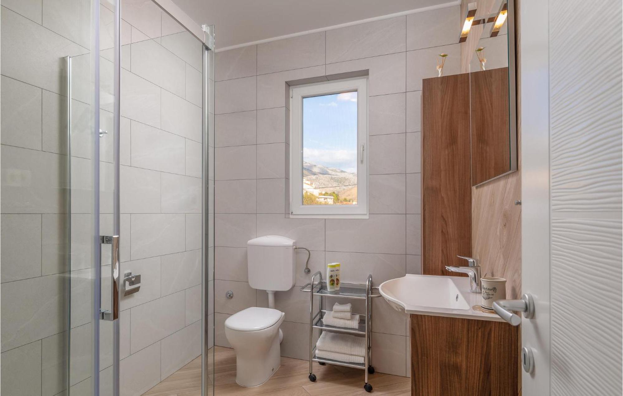 Cozy Home In Zrnovnica With Wifi المظهر الخارجي الصورة