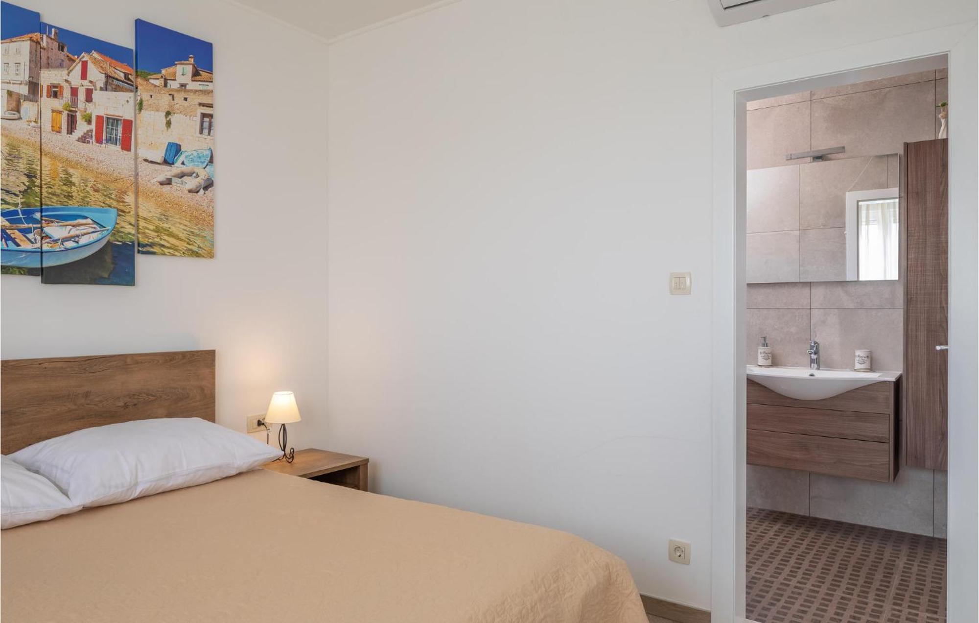 Cozy Home In Zrnovnica With Wifi المظهر الخارجي الصورة