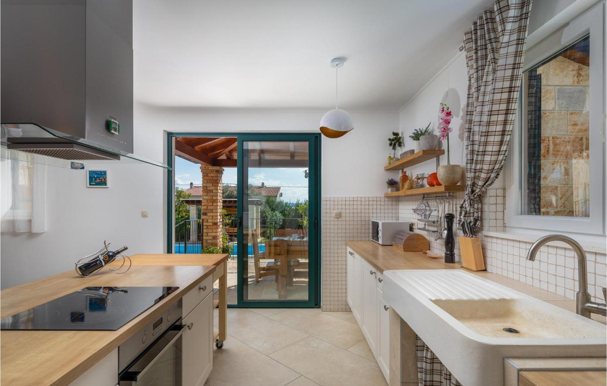 Cozy Home In Zrnovnica With Wifi المظهر الخارجي الصورة