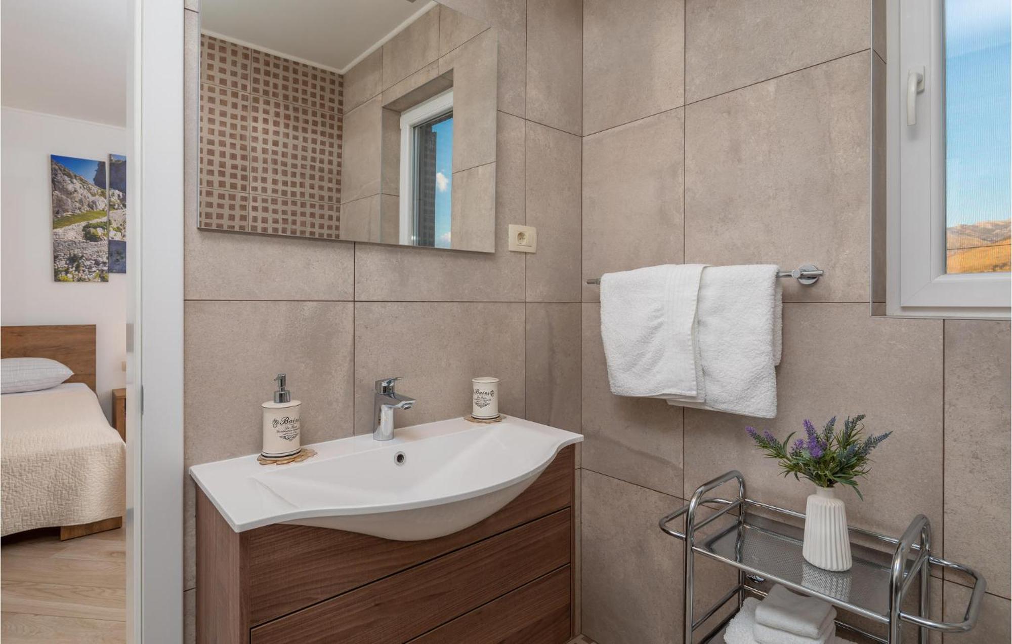 Cozy Home In Zrnovnica With Wifi المظهر الخارجي الصورة