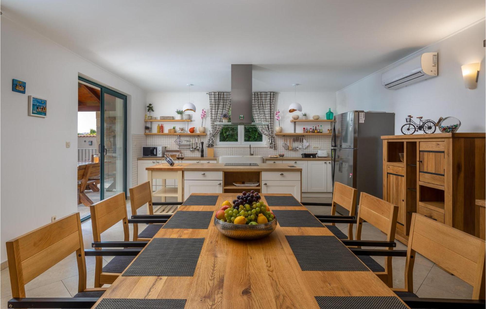 Cozy Home In Zrnovnica With Wifi المظهر الخارجي الصورة