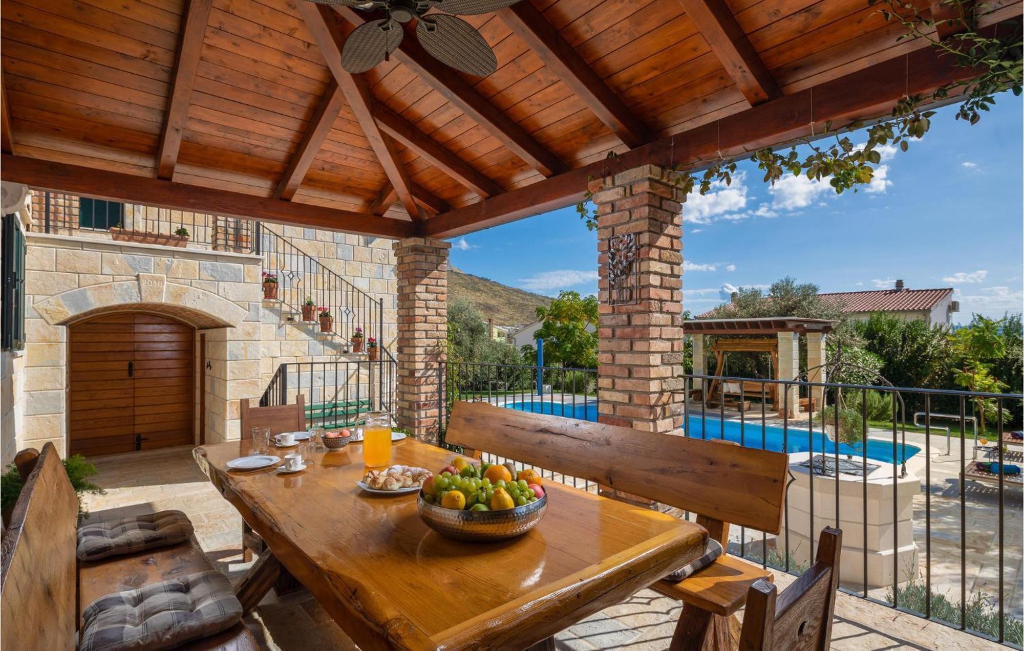 Cozy Home In Zrnovnica With Wifi المظهر الخارجي الصورة