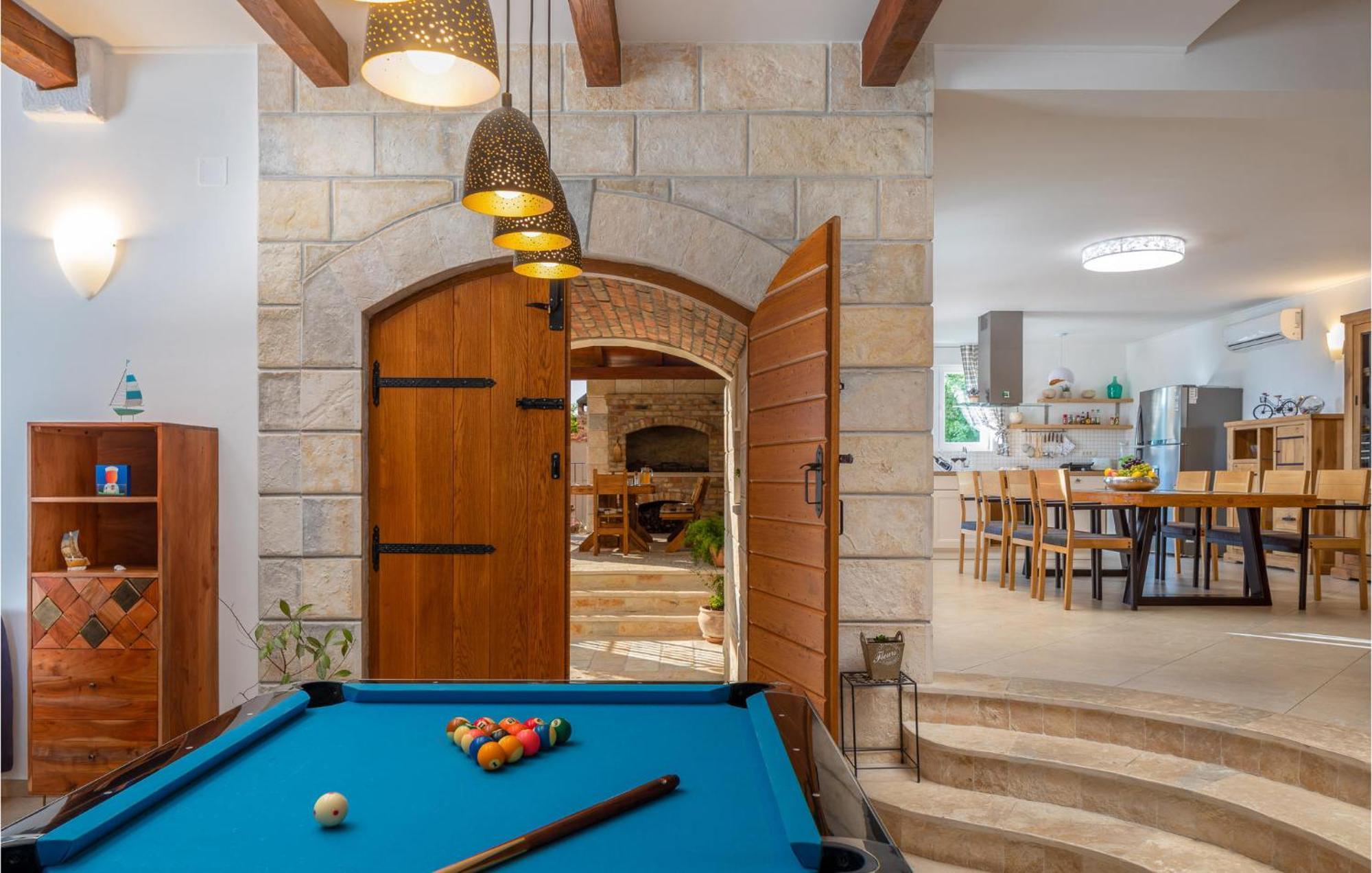 Cozy Home In Zrnovnica With Wifi المظهر الخارجي الصورة