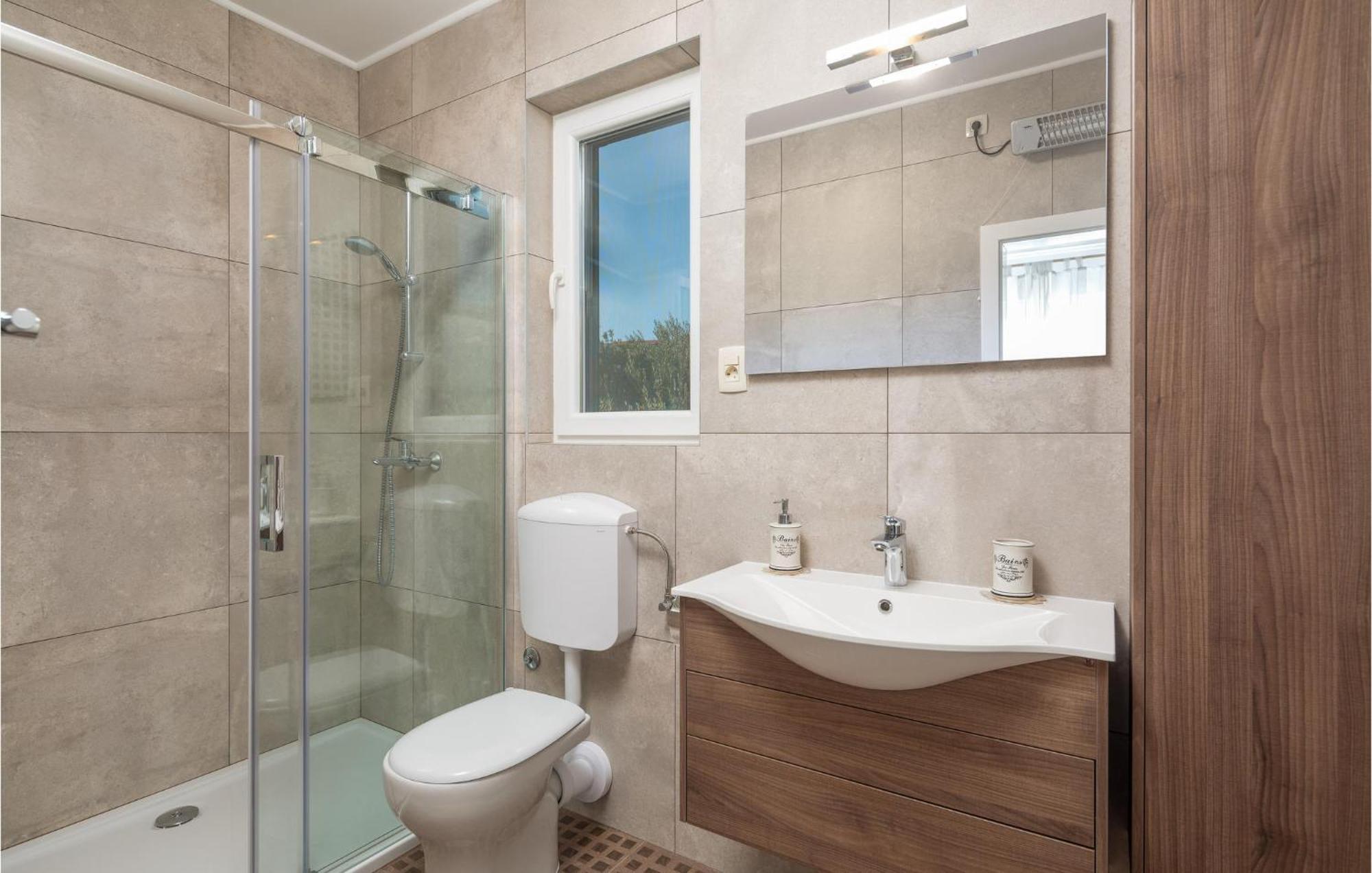 Cozy Home In Zrnovnica With Wifi المظهر الخارجي الصورة