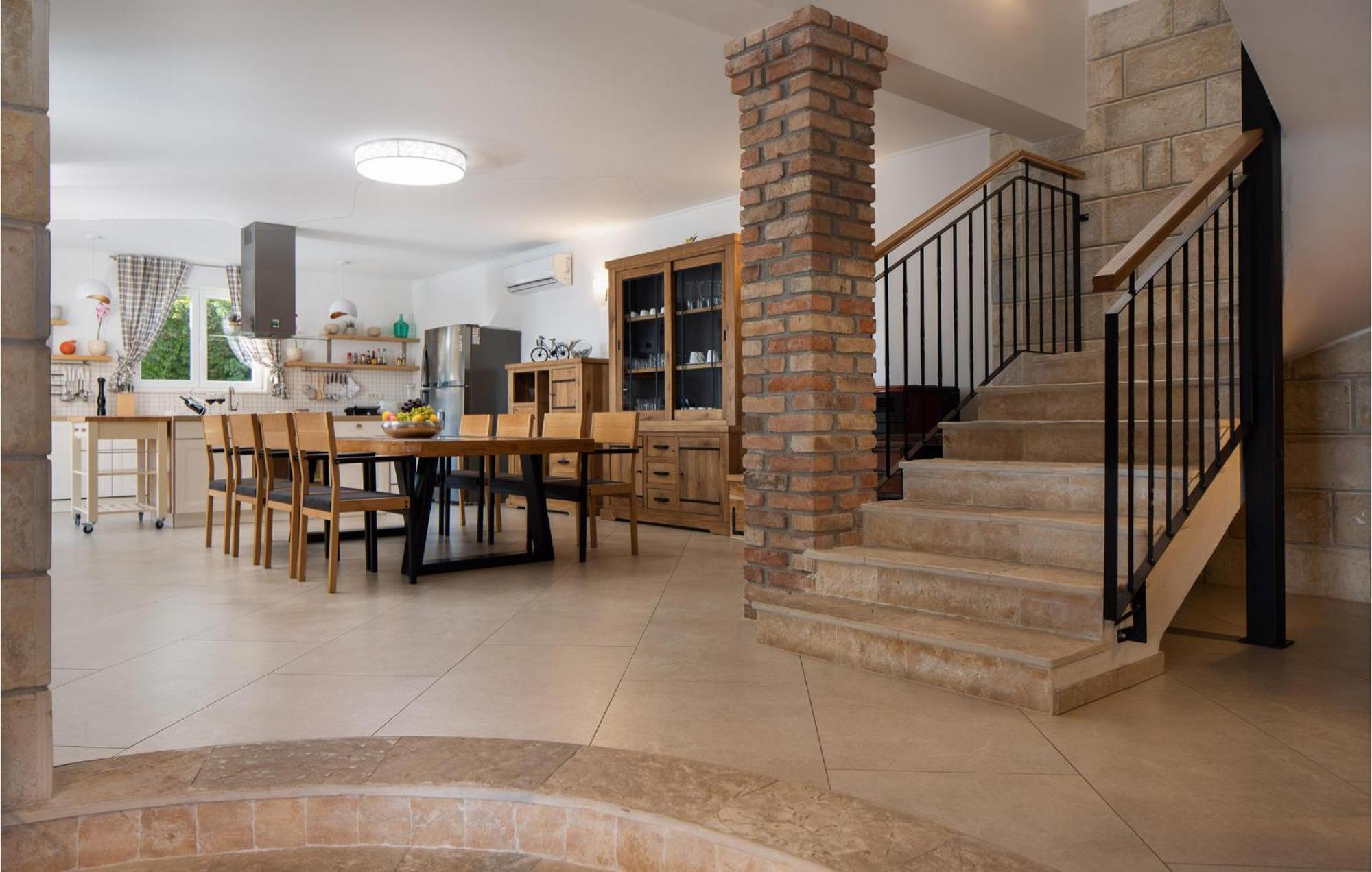 Cozy Home In Zrnovnica With Wifi المظهر الخارجي الصورة