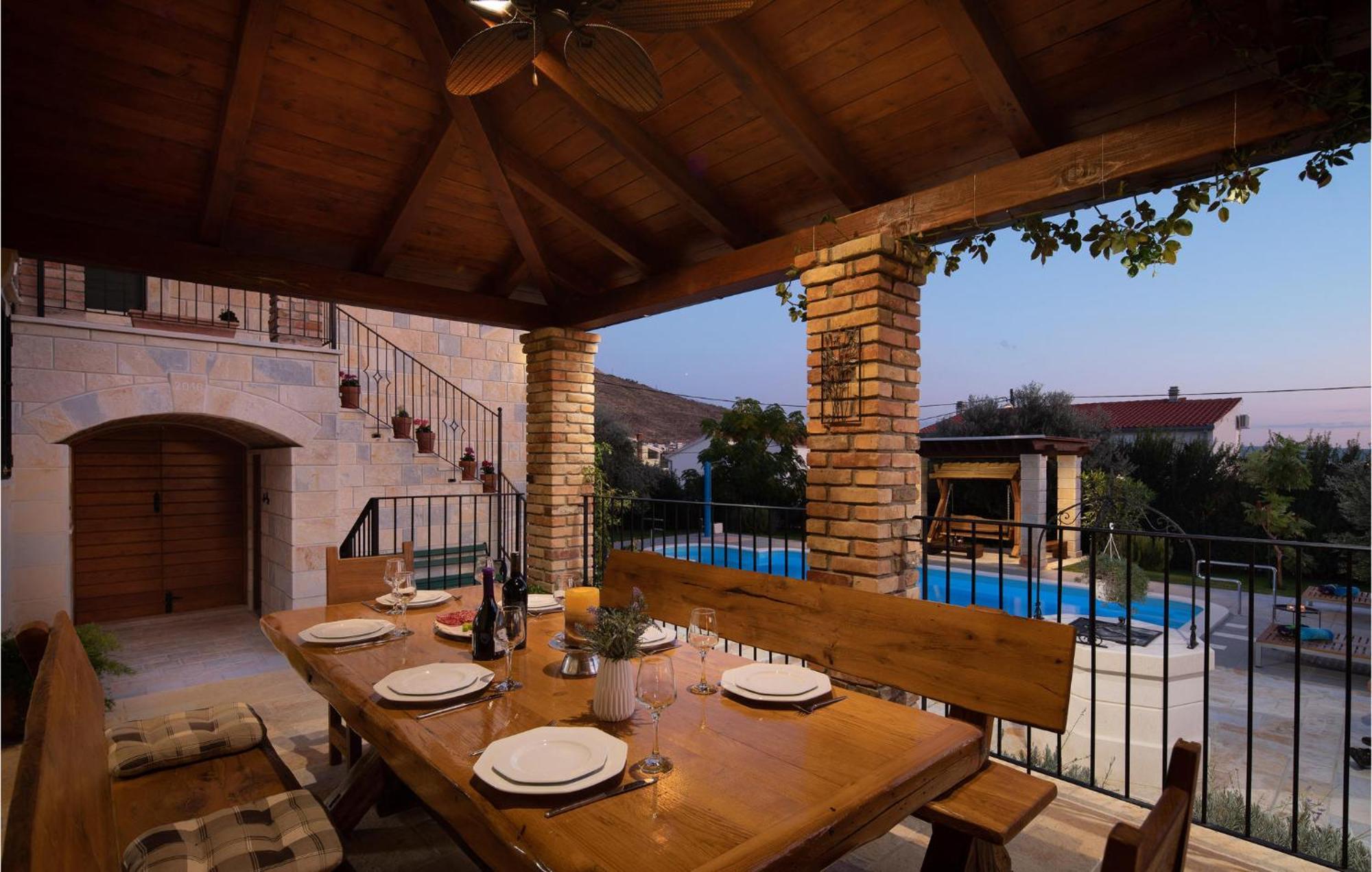 Cozy Home In Zrnovnica With Wifi المظهر الخارجي الصورة