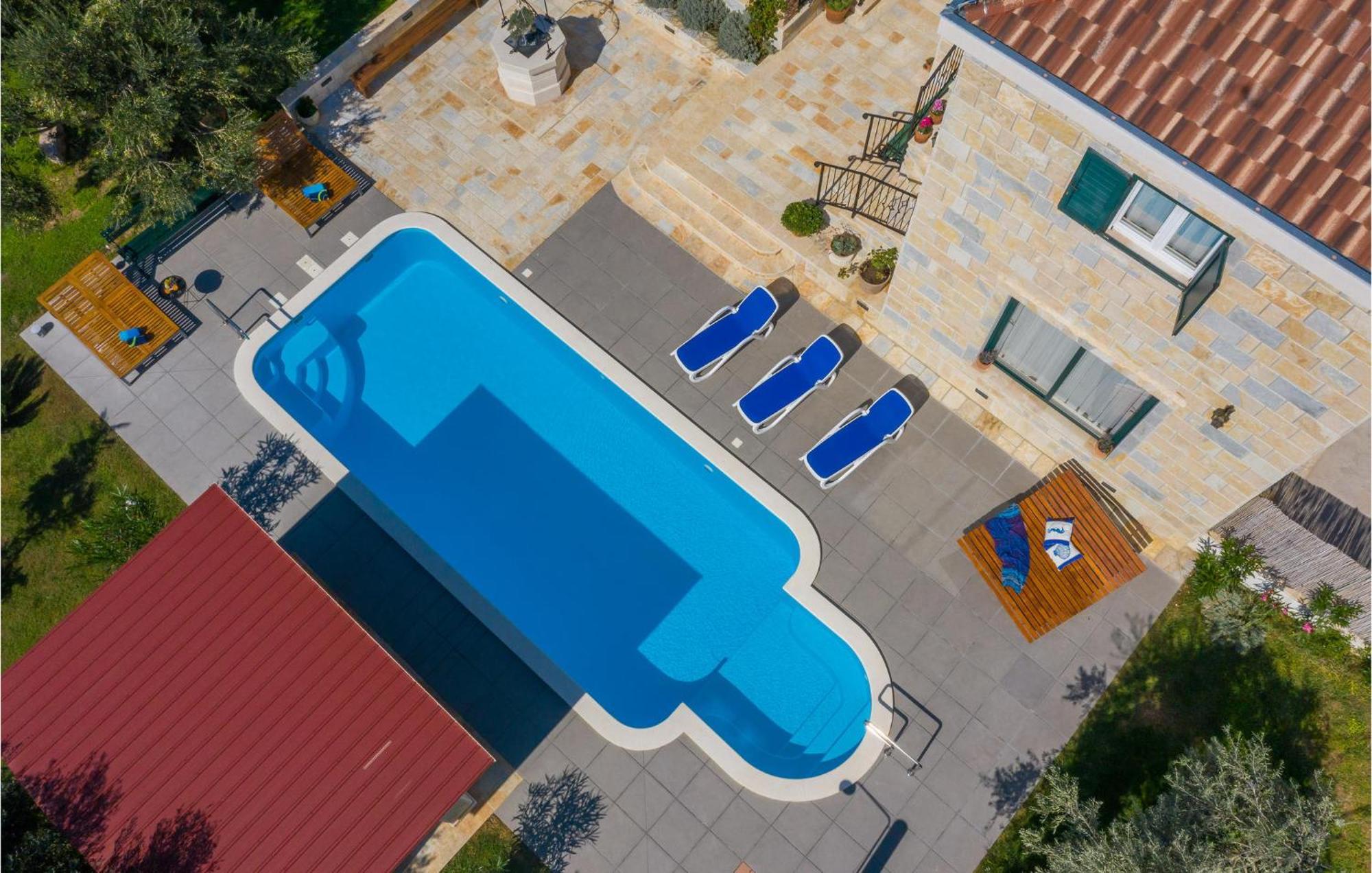 Cozy Home In Zrnovnica With Wifi المظهر الخارجي الصورة
