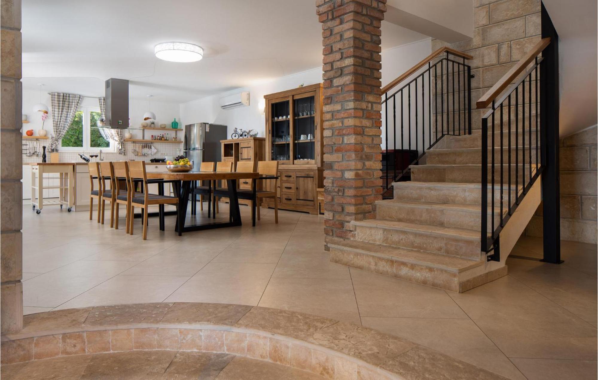 Cozy Home In Zrnovnica With Wifi المظهر الخارجي الصورة